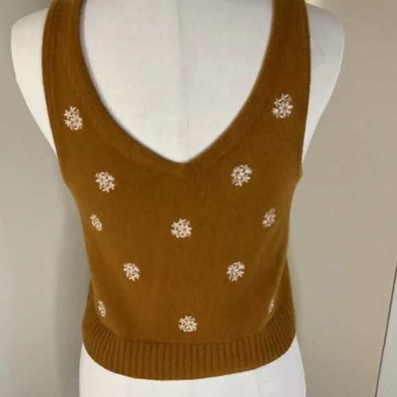 Madewell Floral-Embroidered V-Neck Sweater Tank in the color Acorn 55% Wool SZ S - Picture 7 of 7